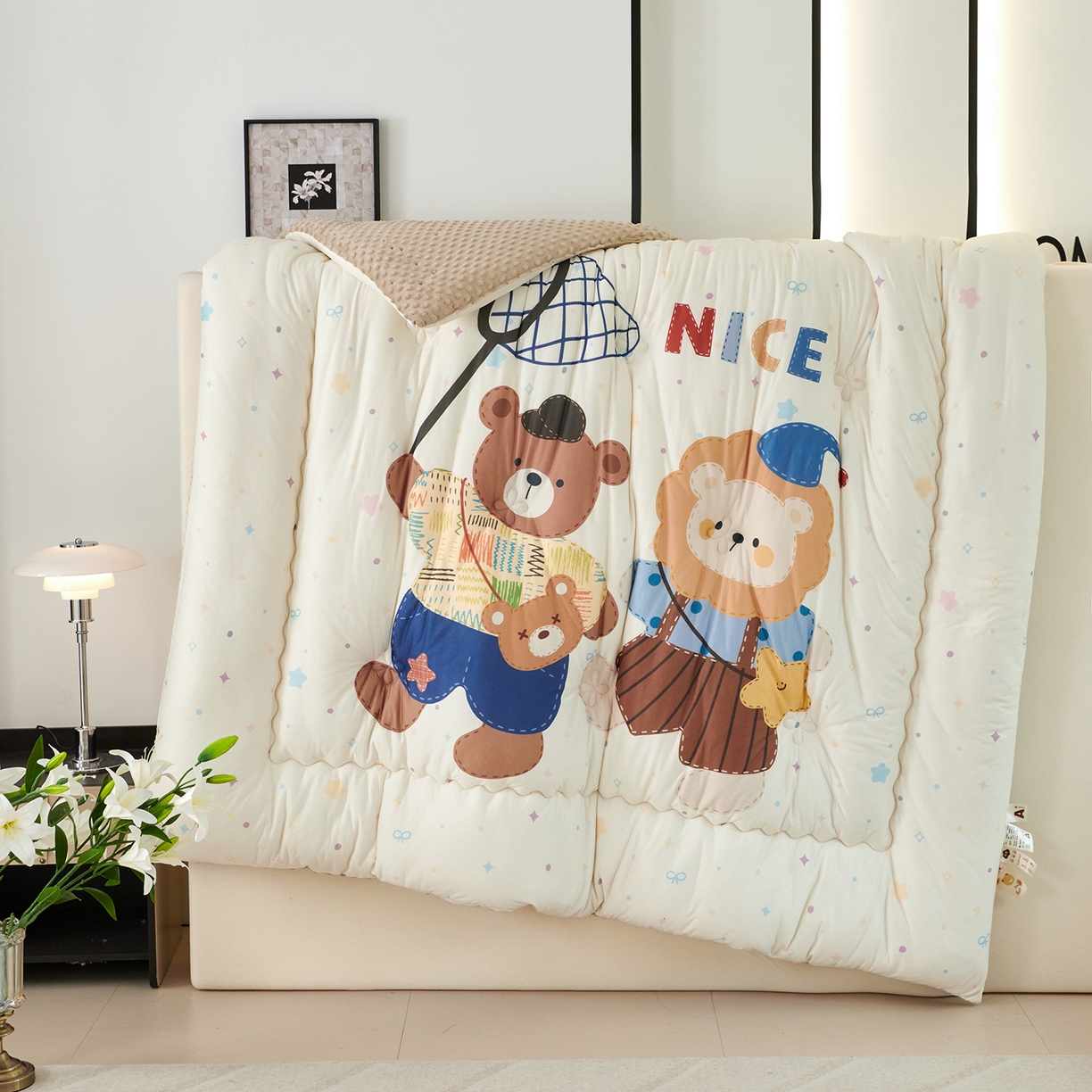 91家纺网 家纺一手货源 找家纺 缔锦家纺 2025新款大版卡通豆豆被被子被芯 萌宠聚会