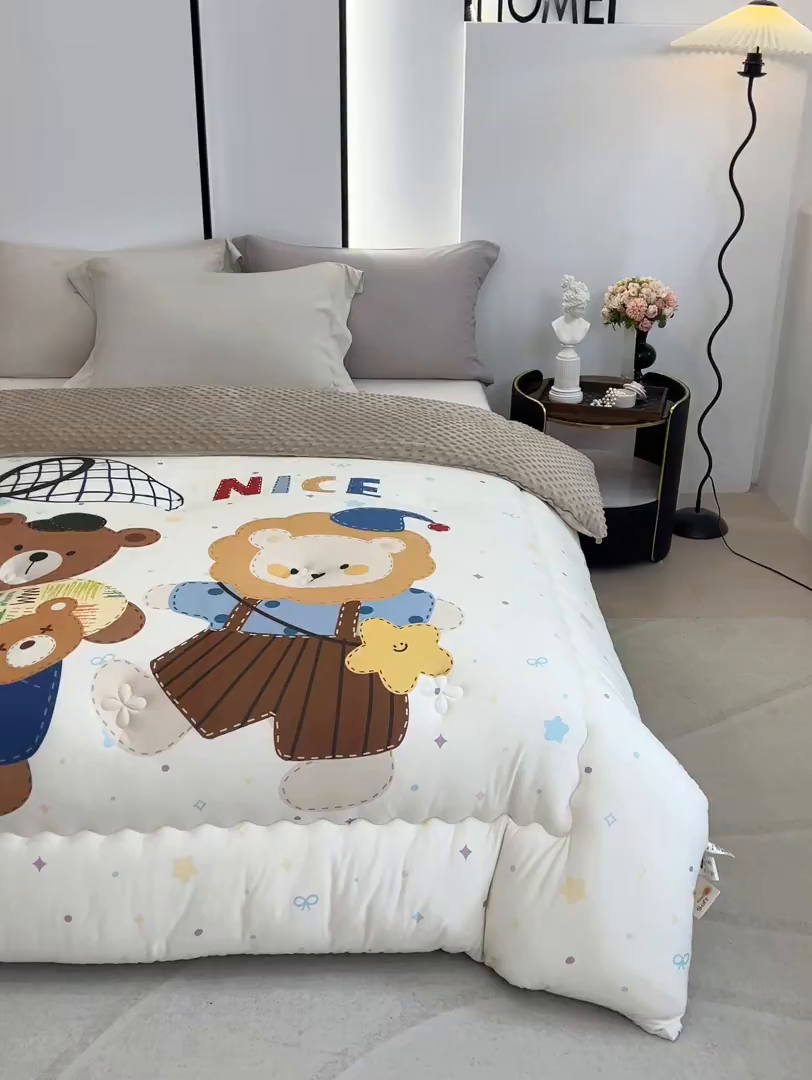 91家纺网 家纺一手货源 找家纺 缔锦家纺 2025新款大版卡通豆豆被被子被芯 萌宠聚会