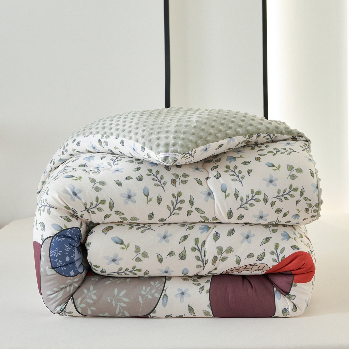 91家纺网 家纺一手货源 找家纺 缔锦家纺 2025新款大版卡通豆豆被被子被芯 绅士小熊