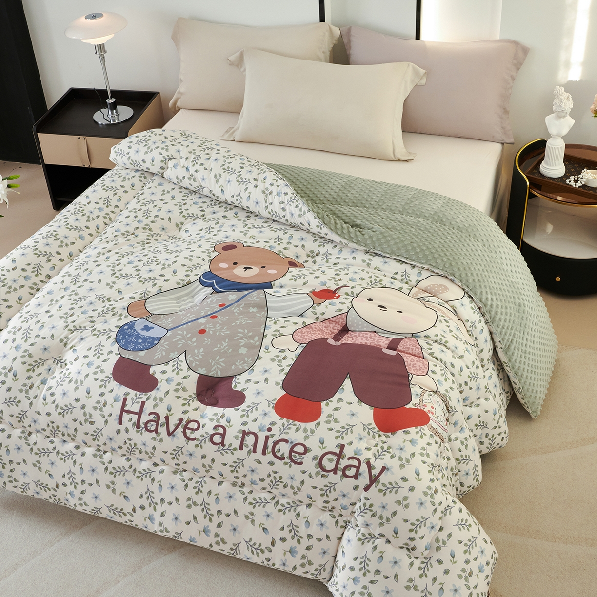 91家纺网 家纺一手货源 找家纺 缔锦家纺 2025新款大版卡通豆豆被被子被芯 绅士小熊