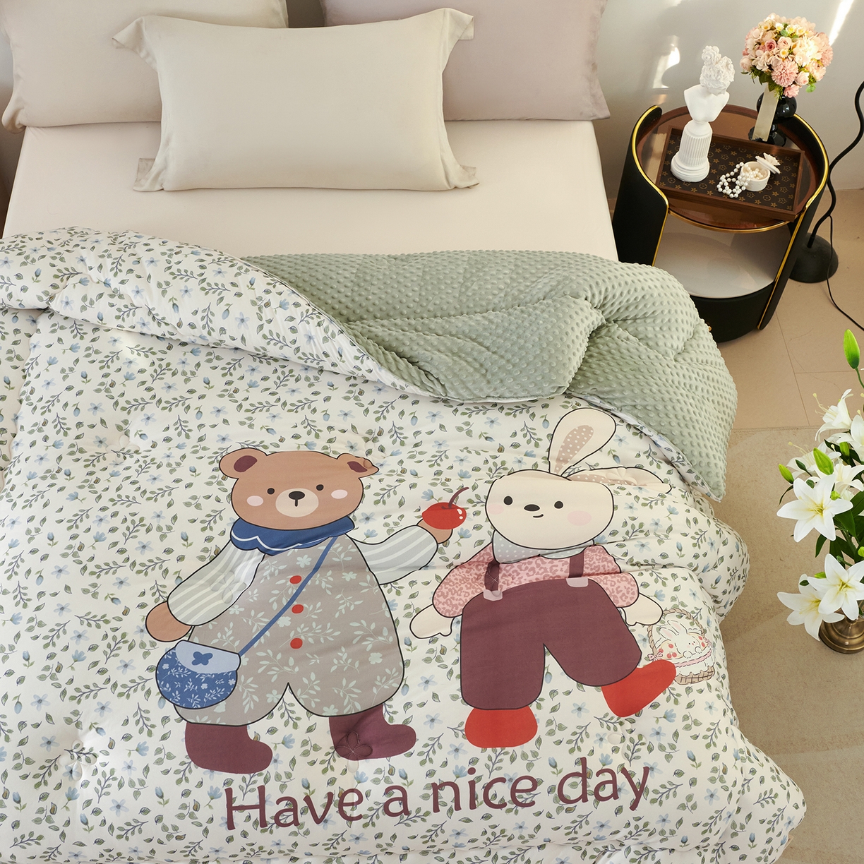 91家纺网 家纺一手货源 找家纺 缔锦家纺 2025新款大版卡通豆豆被被子被芯 绅士小熊