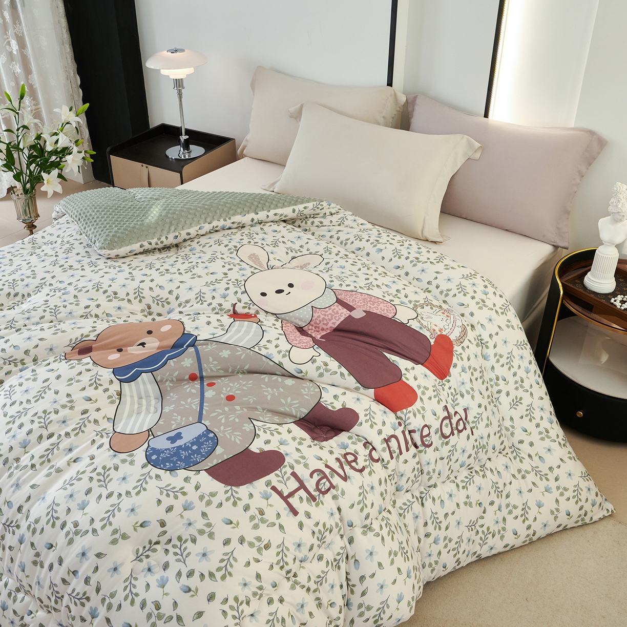 91家纺网 家纺一手货源 找家纺 缔锦家纺 2025新款大版卡通豆豆被被子被芯 绅士小熊