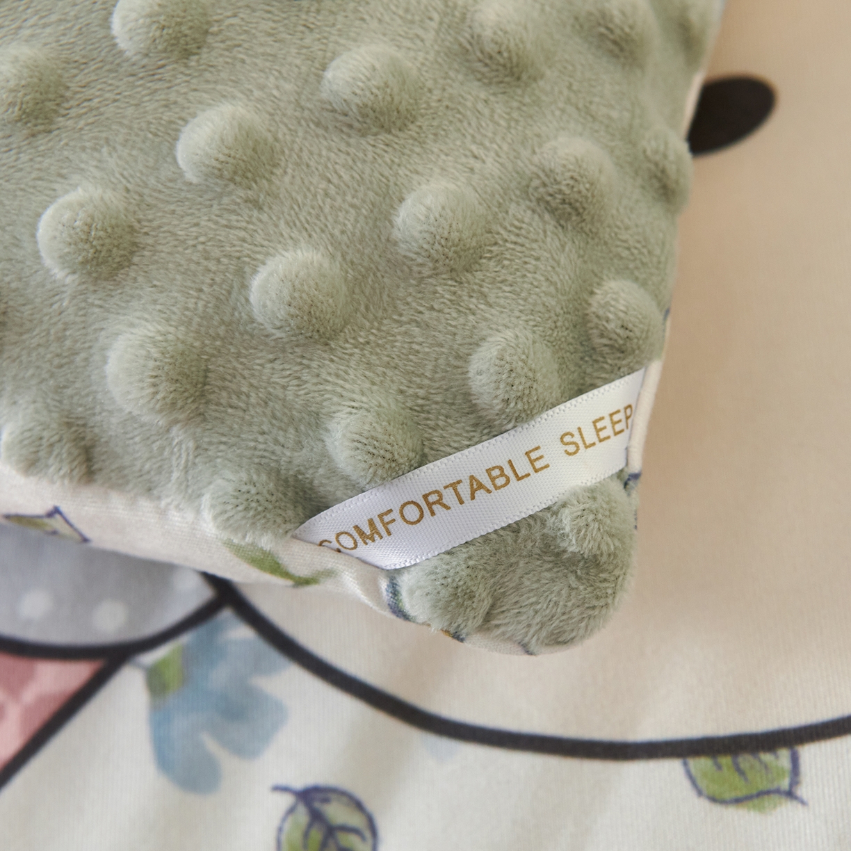 91家纺网 家纺一手货源 找家纺 缔锦家纺 2025新款大版卡通豆豆被被子被芯 绅士小熊