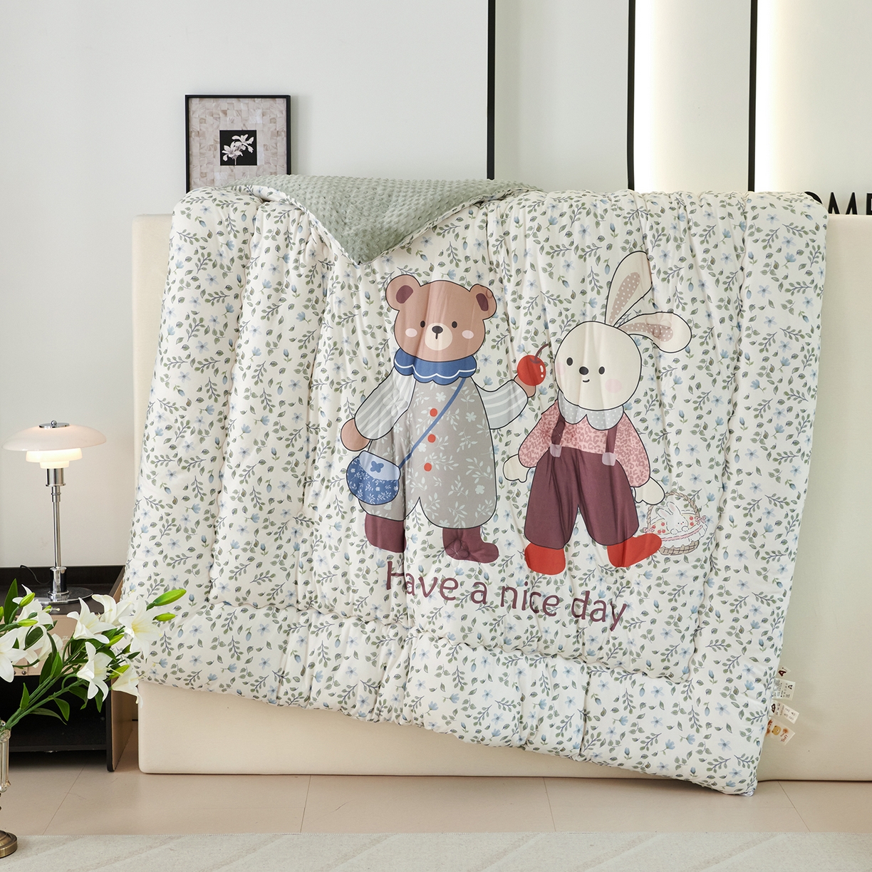 91家纺网 家纺一手货源 找家纺 缔锦家纺 2025新款大版卡通豆豆被被子被芯 绅士小熊