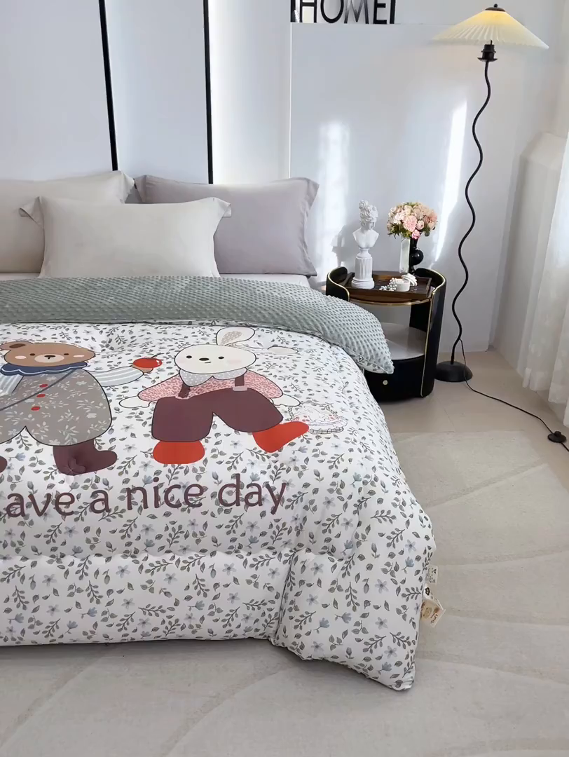 91家纺网 家纺一手货源 找家纺 缔锦家纺 2025新款大版卡通豆豆被被子被芯 绅士小熊