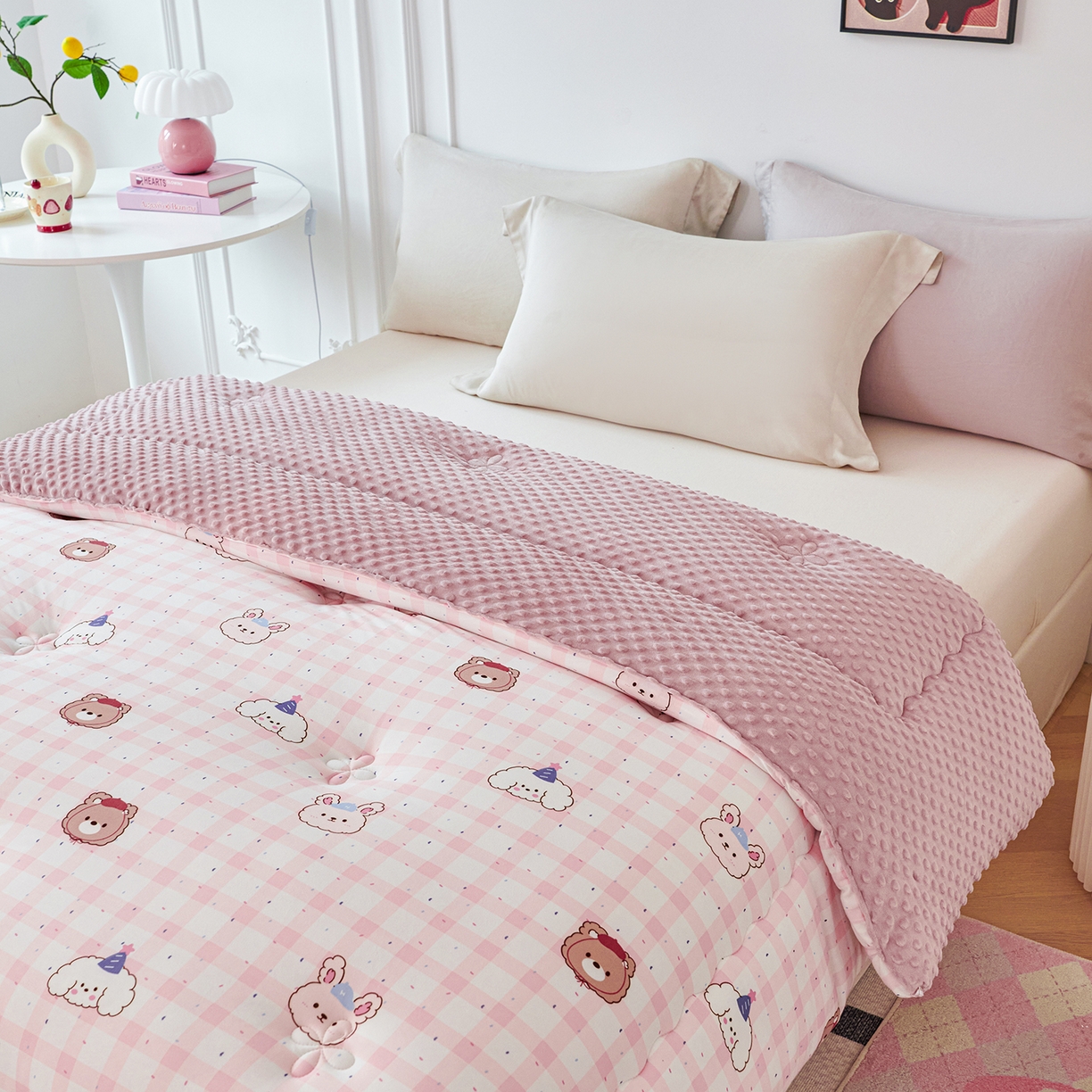 91家纺网 家纺一手货源 找家纺 缔锦家纺 2025新款小版卡通豆豆被被子被芯 粉兔兔