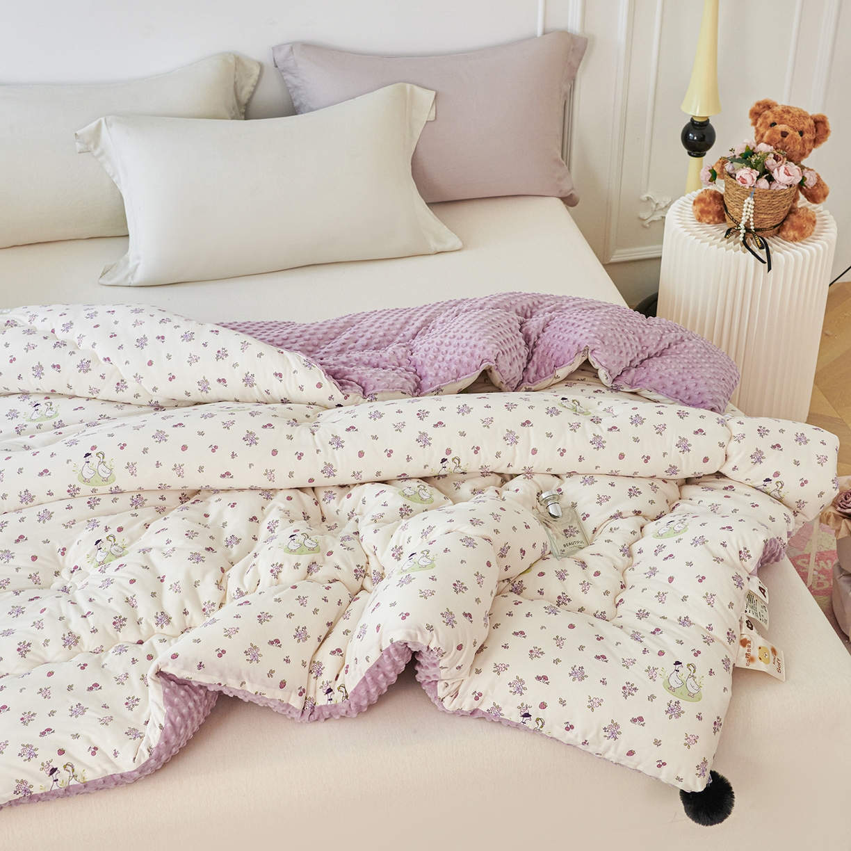 91家纺网 家纺一手货源 找家纺 缔锦家纺 2025新款小版卡通豆豆被被子被芯 幸运丫