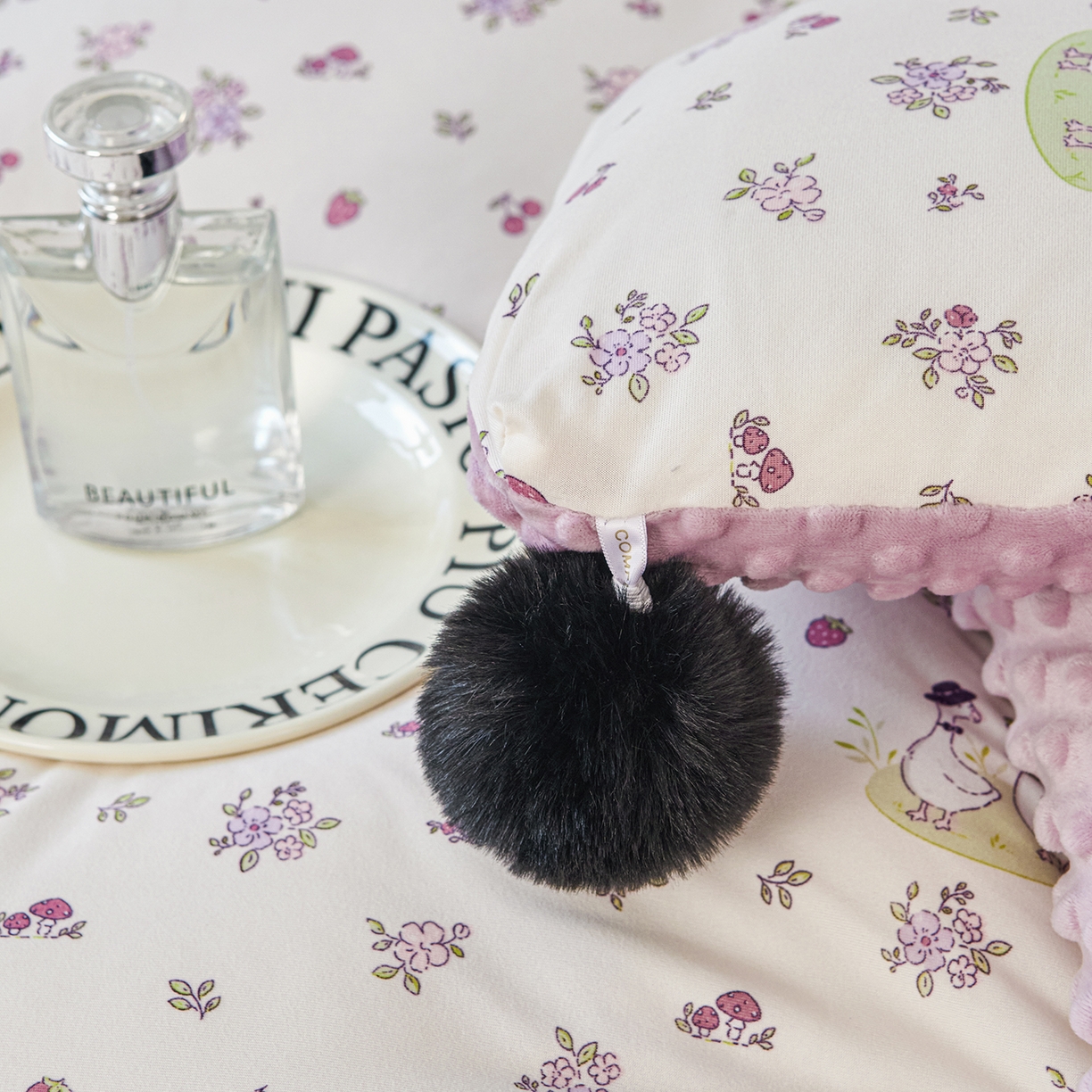 91家纺网 家纺一手货源 找家纺 缔锦家纺 2025新款小版卡通豆豆被被子被芯 幸运丫