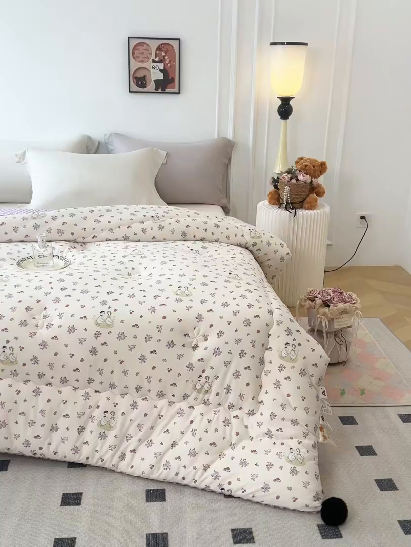 91家纺网 家纺一手货源 找家纺 缔锦家纺 2025新款小版卡通豆豆被被子被芯 幸运丫