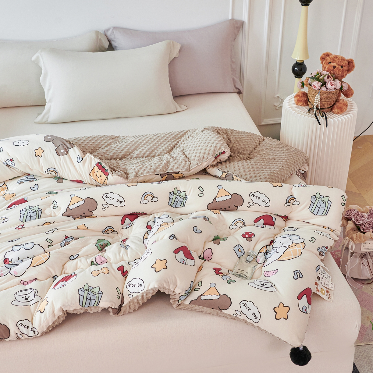 91家纺网 家纺一手货源 找家纺 缔锦家纺 2025新款小版卡通豆豆被被子被芯 熊熊咖