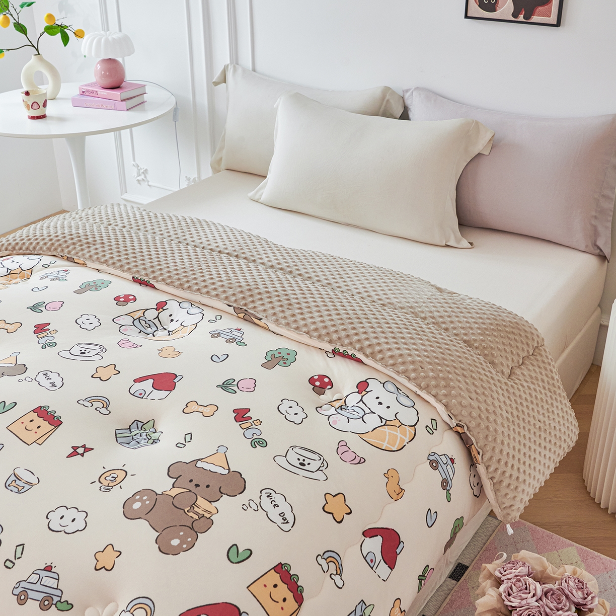 91家纺网 家纺一手货源 找家纺 缔锦家纺 2025新款小版卡通豆豆被被子被芯 熊熊咖