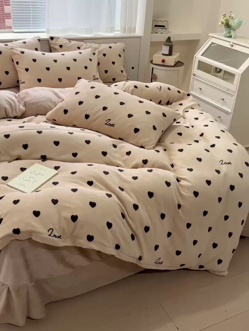 91家纺网 家纺一手货源 找家纺 梦莱斯 2025新款加厚保暖双面牛奶绒四件套 爱心点点