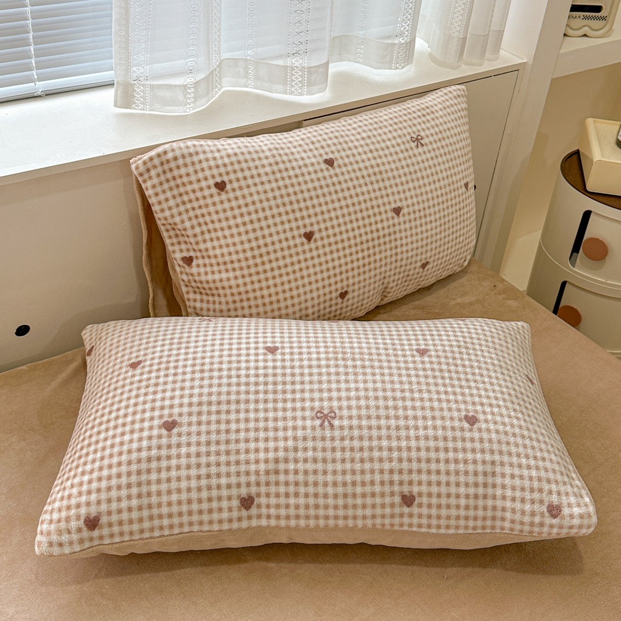 91家纺网 家纺一手货源 找家纺 梦莱斯 2025新款加厚保暖双面牛奶绒四件套 格子爱心咖