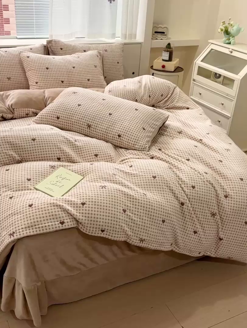 91家纺网 家纺一手货源 找家纺 梦莱斯 2025新款加厚保暖双面牛奶绒四件套 格子爱心咖