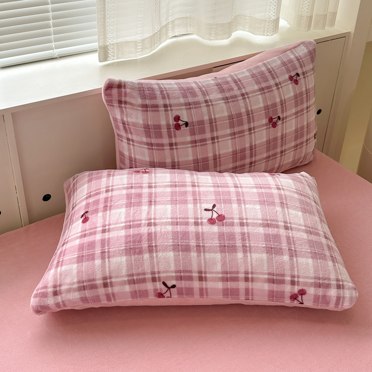 91家纺网 家纺一手货源 找家纺 梦莱斯 2025新款加厚保暖双面牛奶绒四件套 格子樱桃