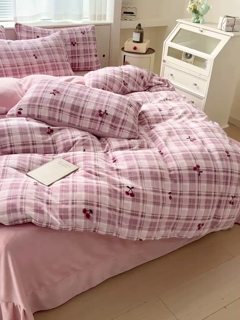 91家纺网 家纺一手货源 找家纺 梦莱斯 2025新款加厚保暖双面牛奶绒四件套 格子樱桃