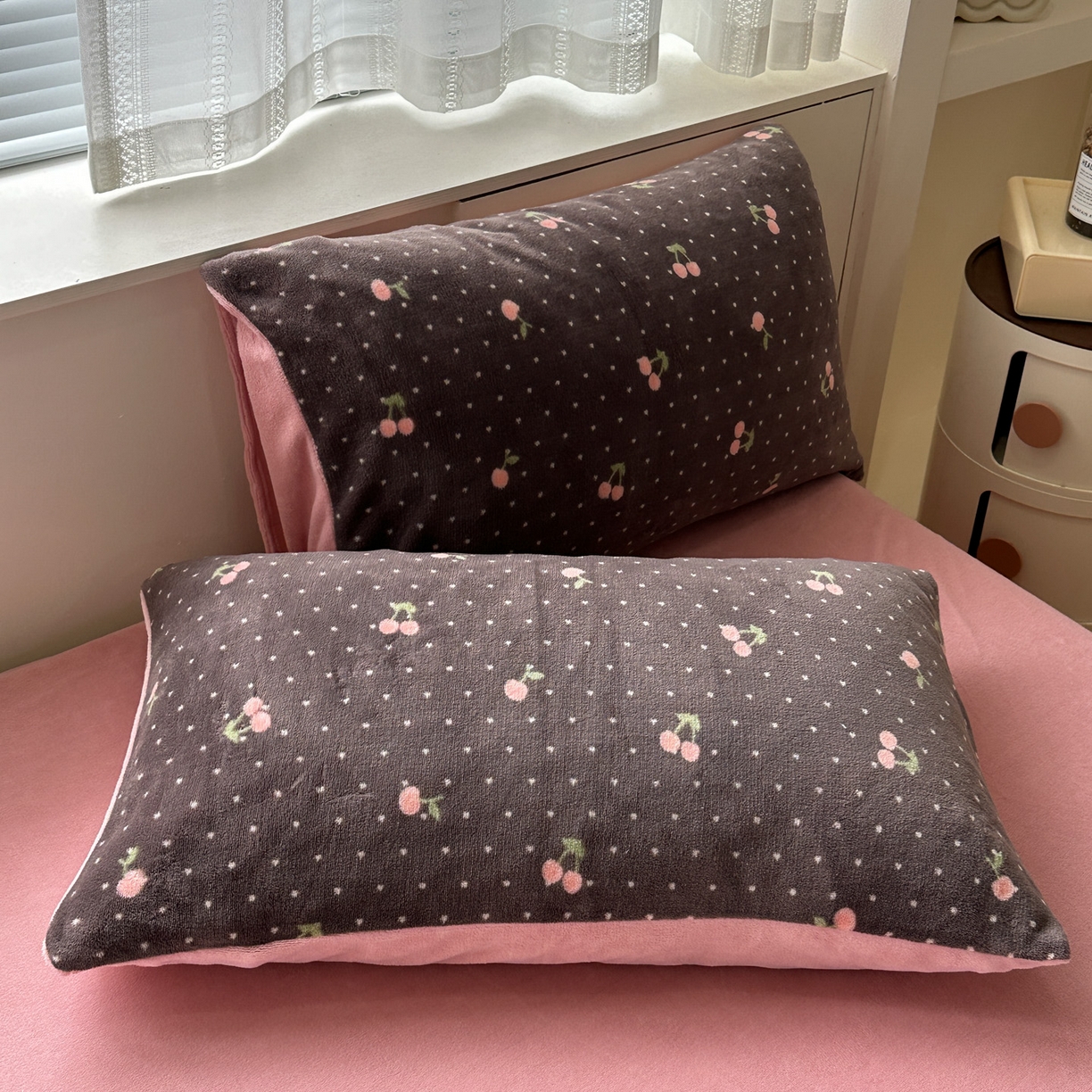 91家纺网 家纺一手货源 找家纺 梦莱斯 2025新款加厚保暖双面牛奶绒四件套 黑巧樱桃