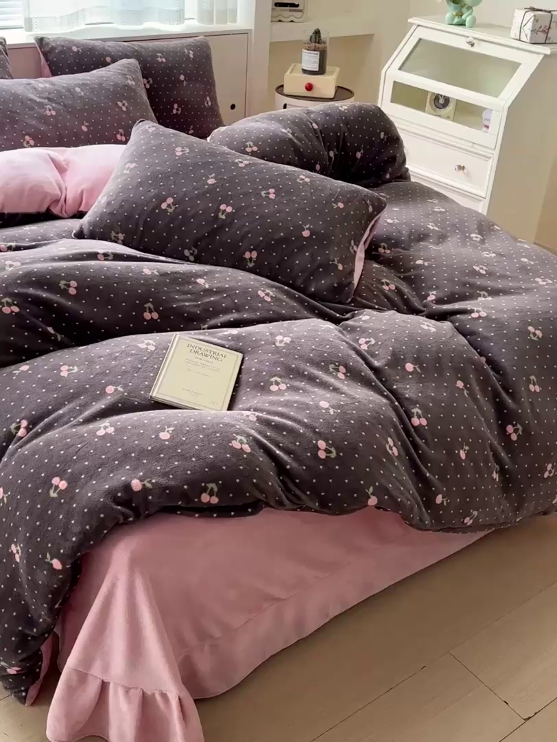 91家纺网 家纺一手货源 找家纺 梦莱斯 2025新款加厚保暖双面牛奶绒四件套 黑巧樱桃