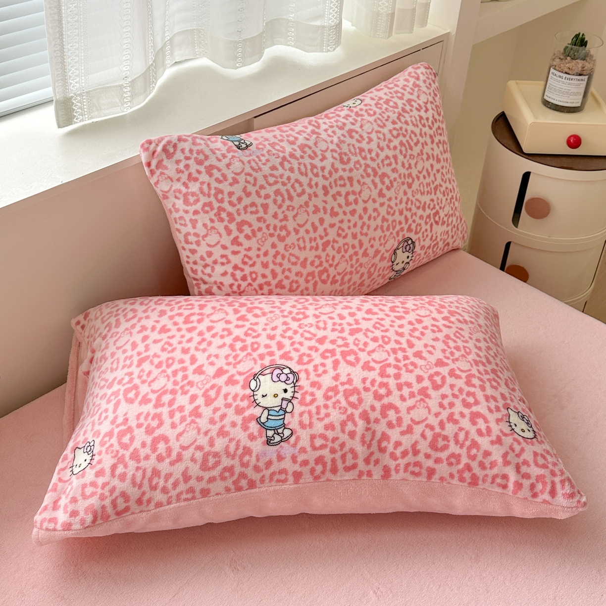 91家纺网 家纺一手货源 找家纺 梦莱斯 2025新款加厚保暖双面牛奶绒四件套 猫咪豹纹粉