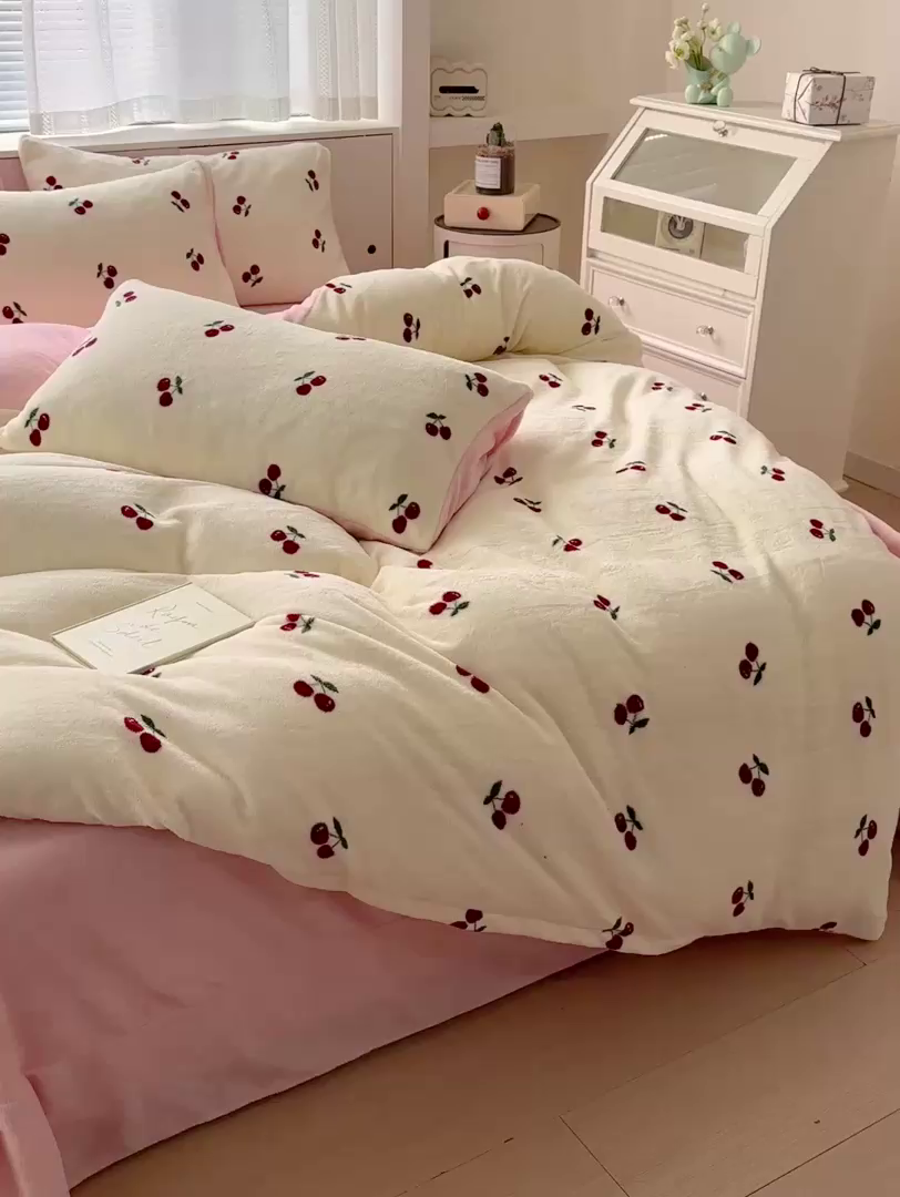 91家纺网 家纺一手货源 找家纺 梦莱斯 2025新款加厚保暖双面牛奶绒四件套 奶白樱桃