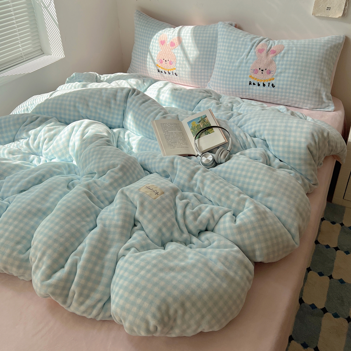 91家纺网 家纺一手货源 找家纺 轻奢坊 2025新款牛奶绒慵懒格子可爱毛巾绣四件套系列 慵懒海盐