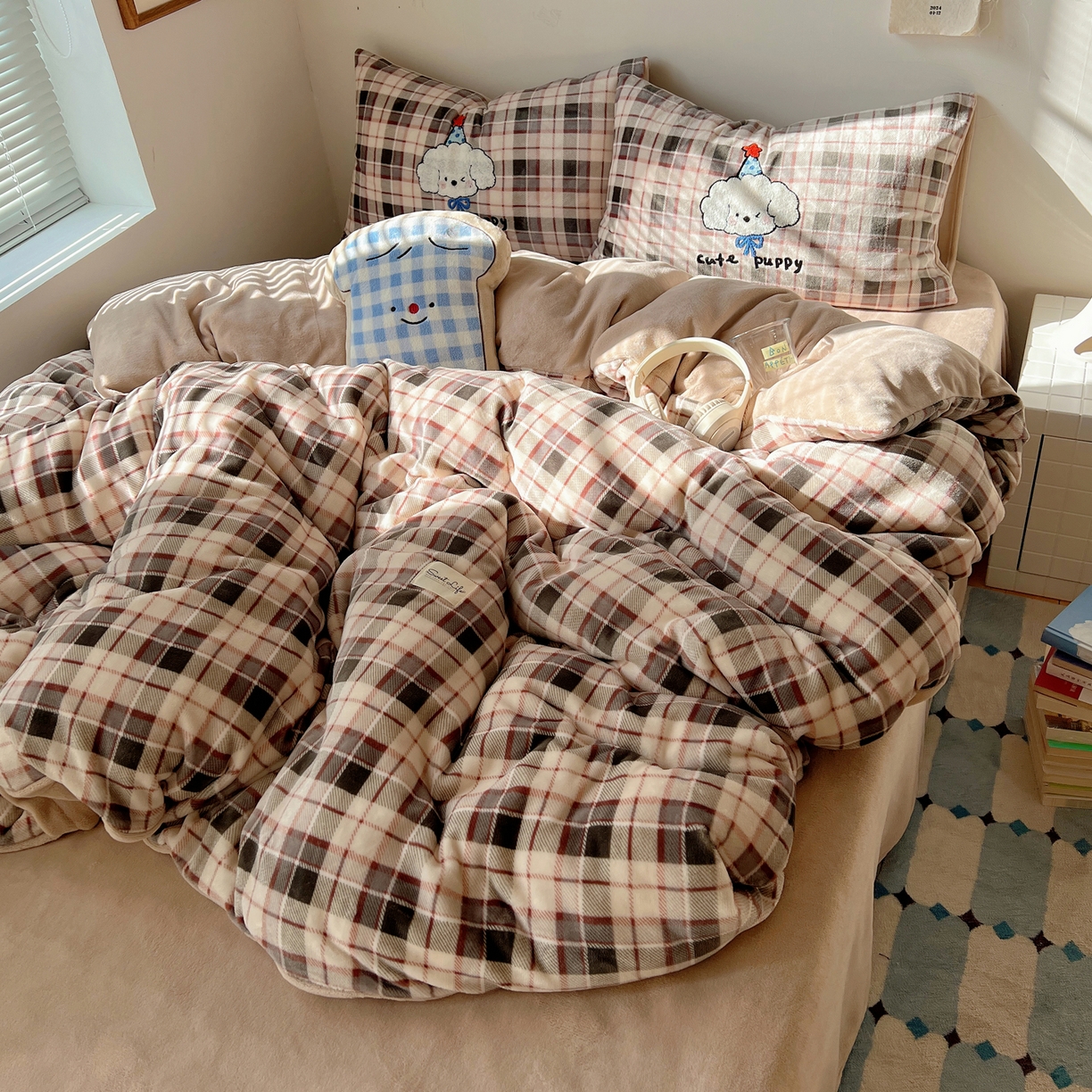 91家纺网 家纺一手货源 找家纺 （总）轻奢坊 2025新款牛奶绒慵懒格子可爱毛巾绣四件套系列