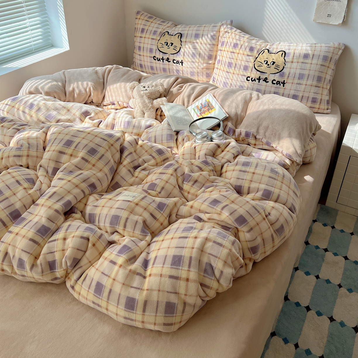 91家纺网 家纺一手货源 找家纺 轻奢坊 2025新款牛奶绒慵懒格子可爱毛巾绣四件套系列 慵懒紫薯