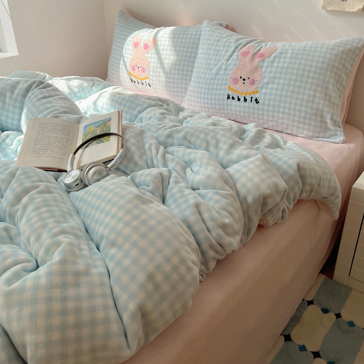 91家纺网 家纺一手货源 找家纺 轻奢坊 2025新款牛奶绒慵懒格子可爱毛巾绣四件套系列 慵懒海盐