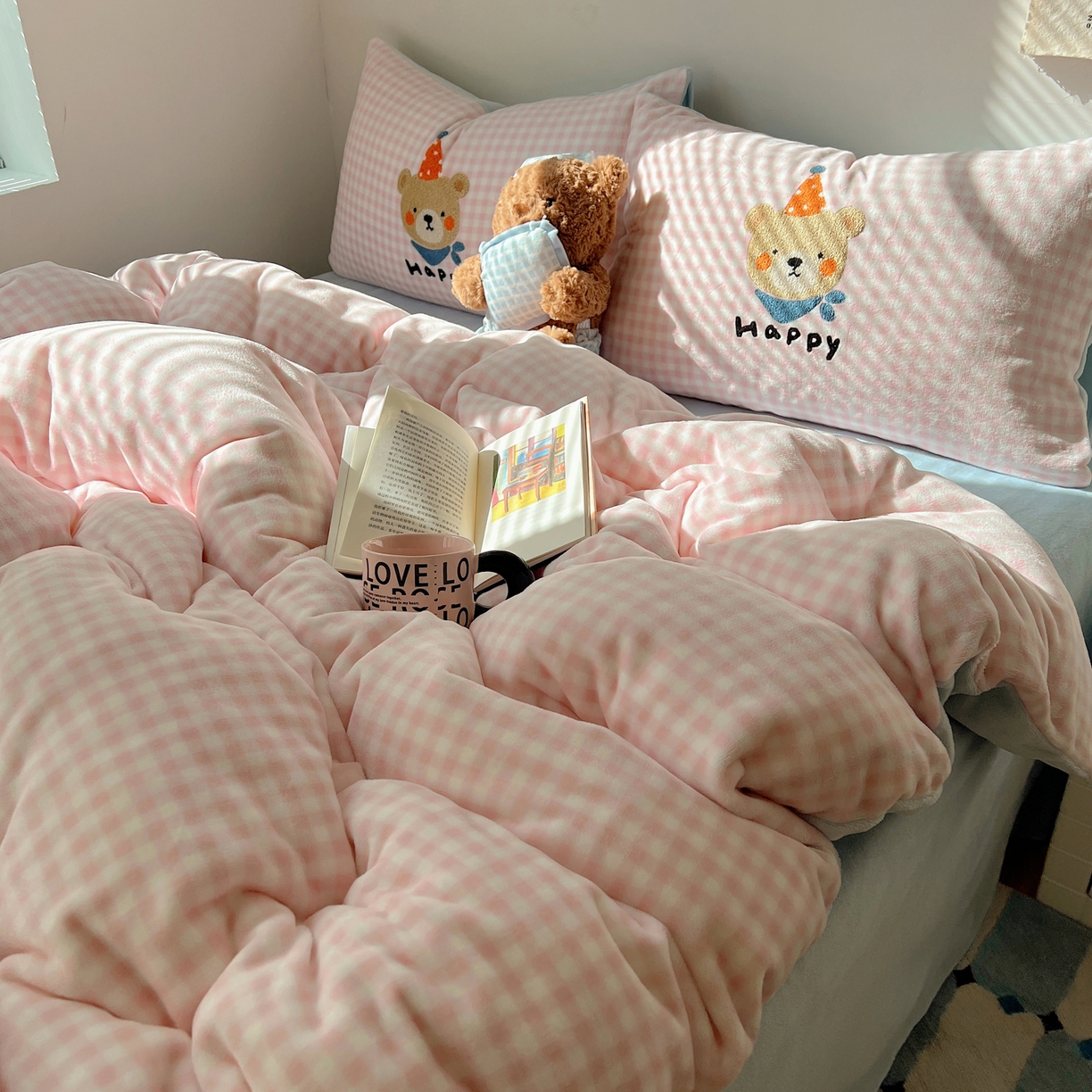 91家纺网 家纺一手货源 找家纺 轻奢坊 2025新款牛奶绒慵懒格子可爱毛巾绣四件套系列 慵懒粉椰