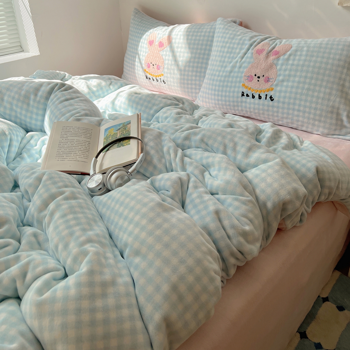 91家纺网 家纺一手货源 找家纺 轻奢坊 2025新款牛奶绒慵懒格子可爱毛巾绣四件套系列 慵懒海盐