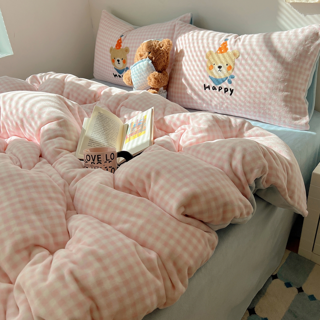 91家纺网 家纺一手货源 找家纺 轻奢坊 2025新款牛奶绒慵懒格子可爱毛巾绣四件套系列 慵懒粉椰