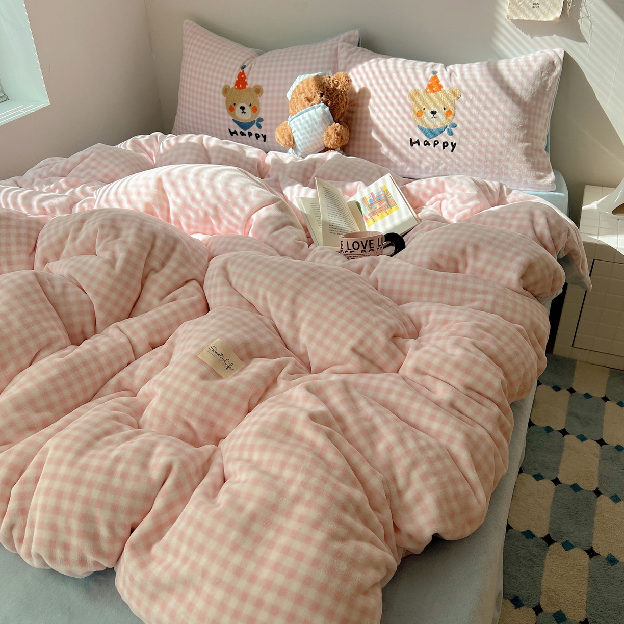 91家纺网 家纺一手货源 找家纺 轻奢坊 2025新款牛奶绒慵懒格子可爱毛巾绣四件套系列 慵懒粉椰