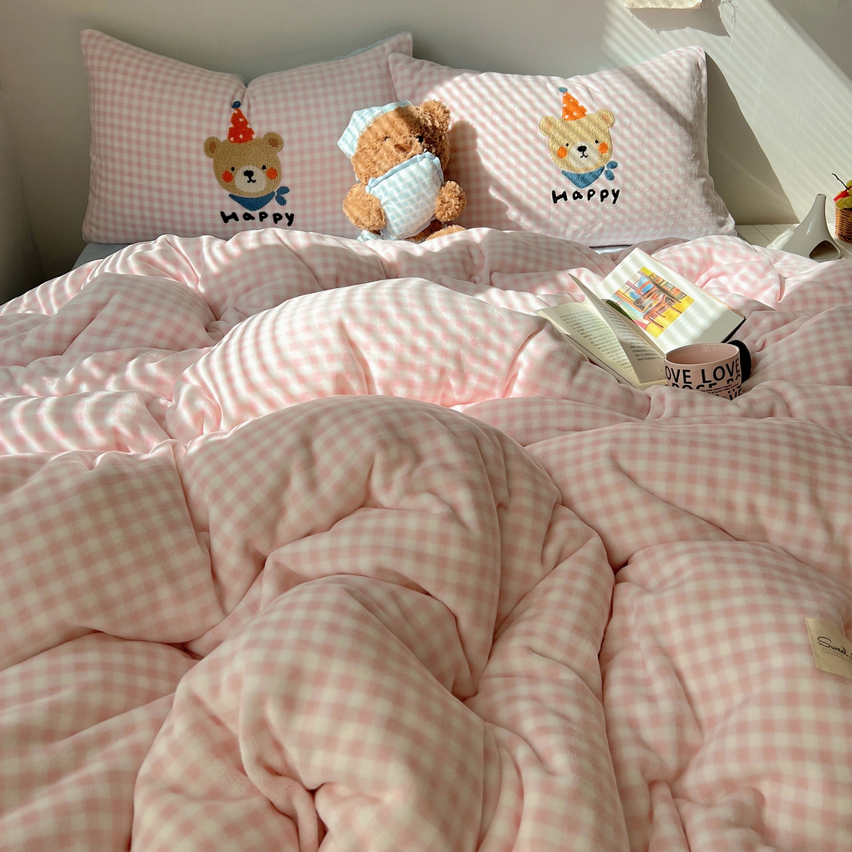 91家纺网 家纺一手货源 找家纺 轻奢坊 2025新款牛奶绒慵懒格子可爱毛巾绣四件套系列 慵懒粉椰