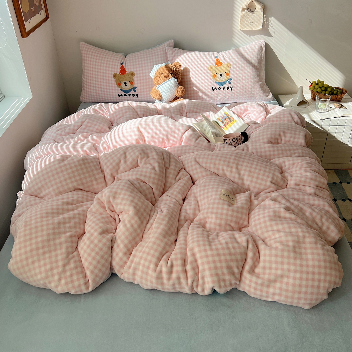 91家纺网 家纺一手货源 找家纺 轻奢坊 2025新款牛奶绒慵懒格子可爱毛巾绣四件套系列 慵懒粉椰