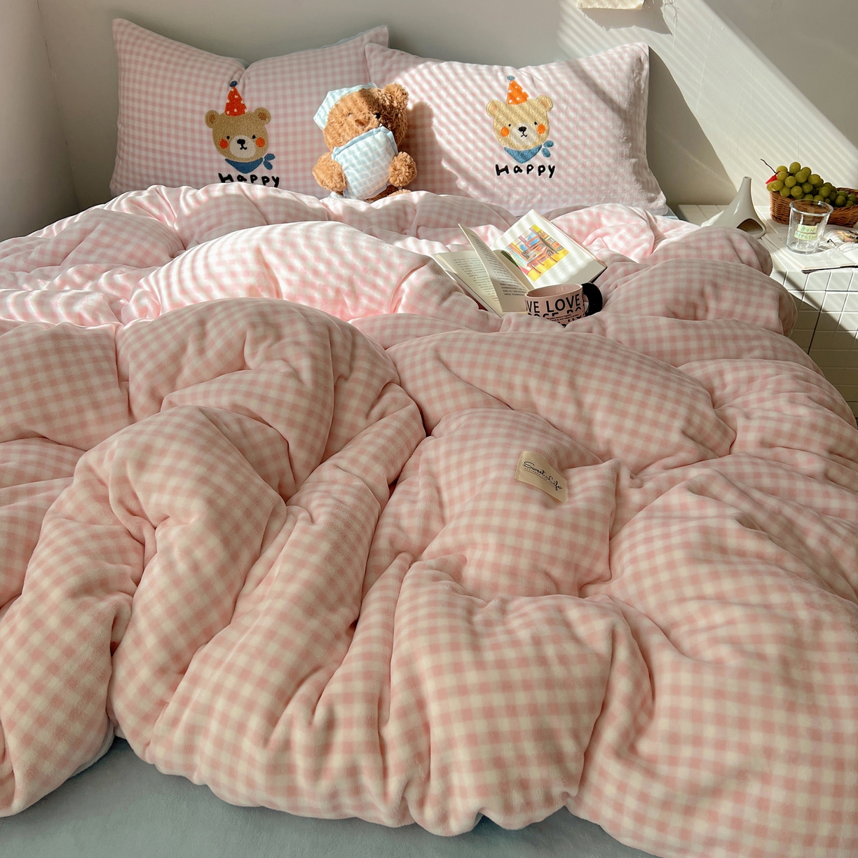 91家纺网 家纺一手货源 找家纺 轻奢坊 2025新款牛奶绒慵懒格子可爱毛巾绣四件套系列 慵懒粉椰