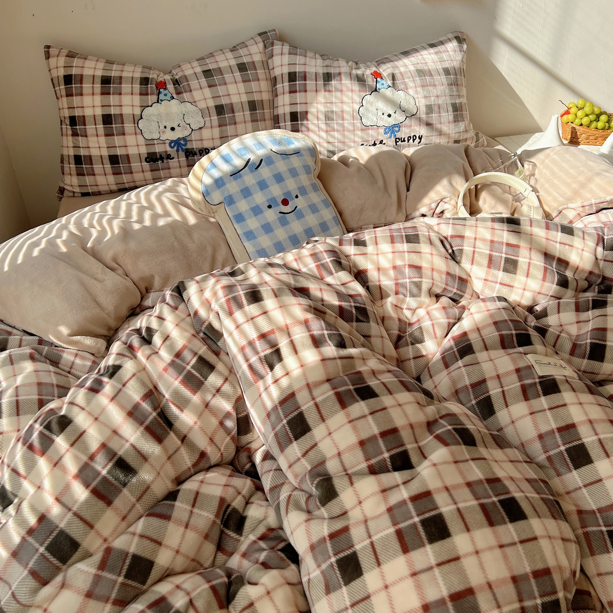 91家纺网 家纺一手货源 找家纺 （总）轻奢坊 2025新款牛奶绒慵懒格子可爱毛巾绣四件套系列