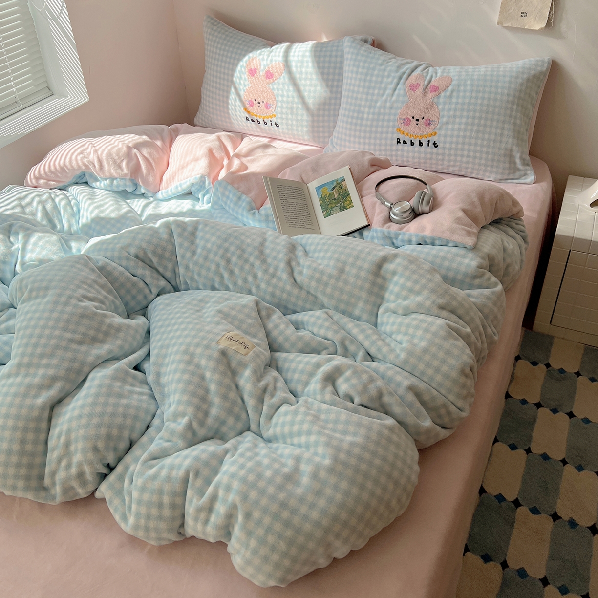 91家纺网 家纺一手货源 找家纺 轻奢坊 2025新款牛奶绒慵懒格子可爱毛巾绣四件套系列 慵懒海盐