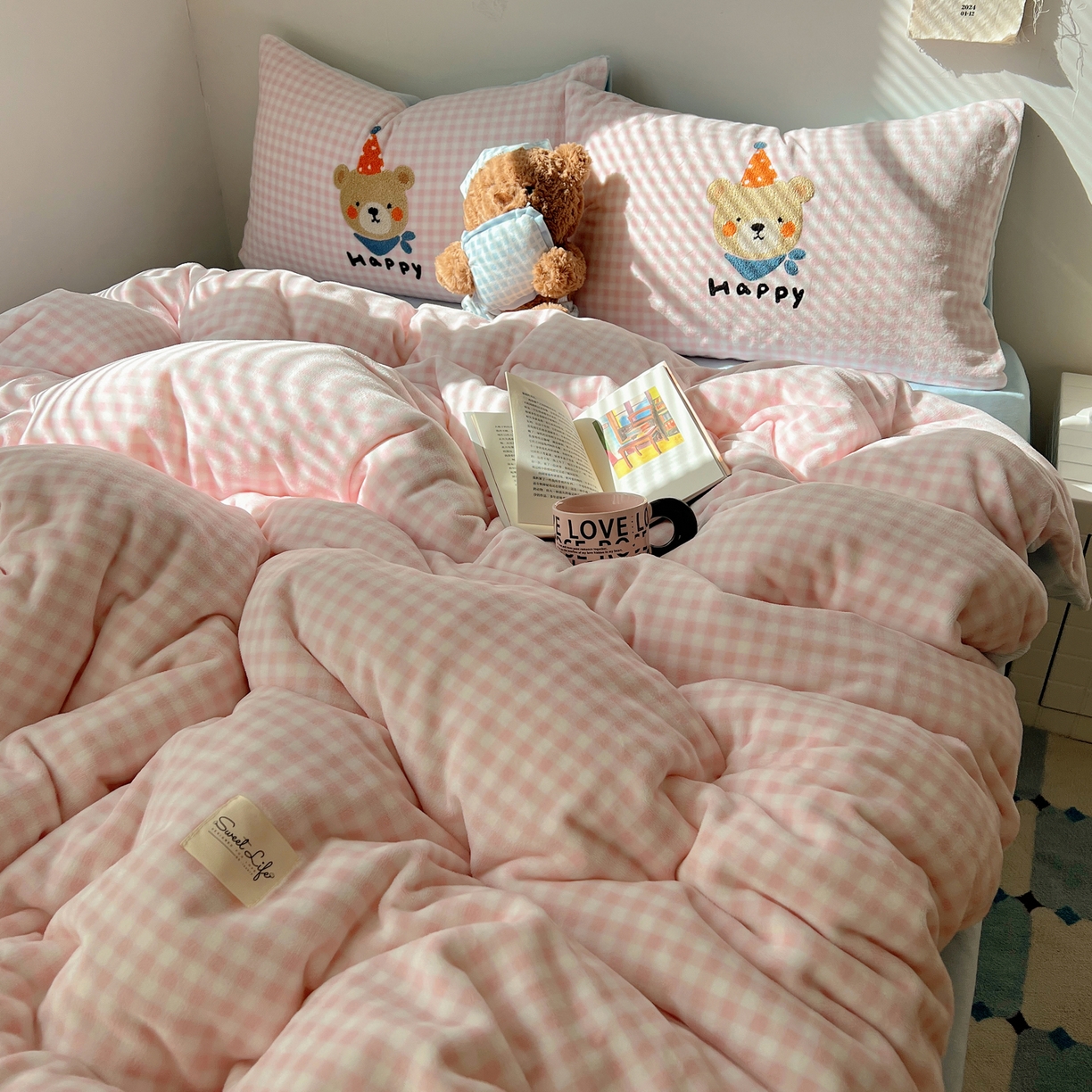 91家纺网 家纺一手货源 找家纺 轻奢坊 2025新款牛奶绒慵懒格子可爱毛巾绣四件套系列 慵懒粉椰