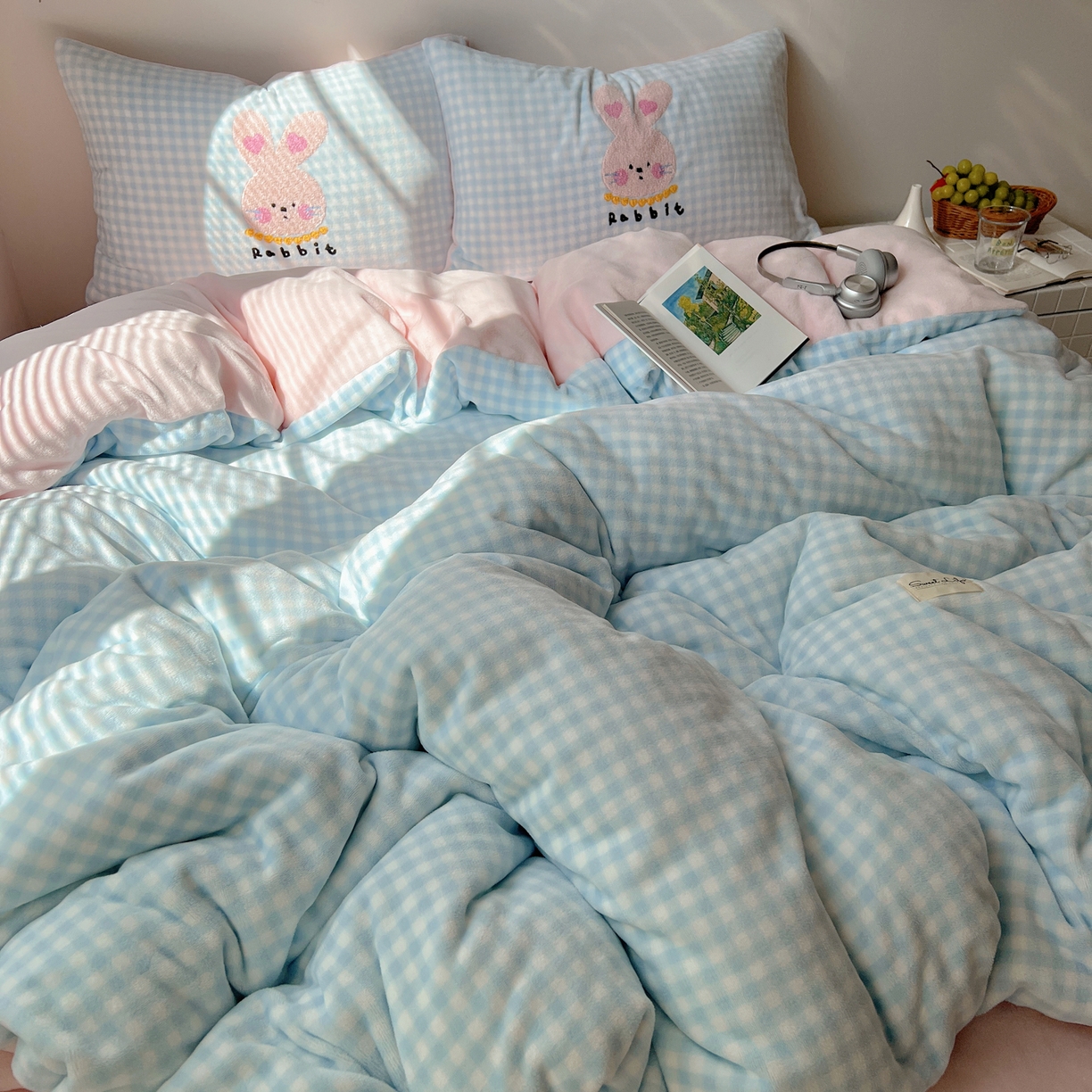 91家纺网 家纺一手货源 找家纺 轻奢坊 2025新款牛奶绒慵懒格子可爱毛巾绣四件套系列 慵懒海盐