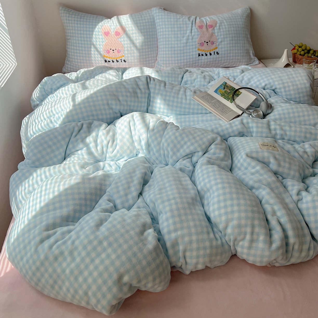 91家纺网 家纺一手货源 找家纺 轻奢坊 2025新款牛奶绒慵懒格子可爱毛巾绣四件套系列 慵懒海盐