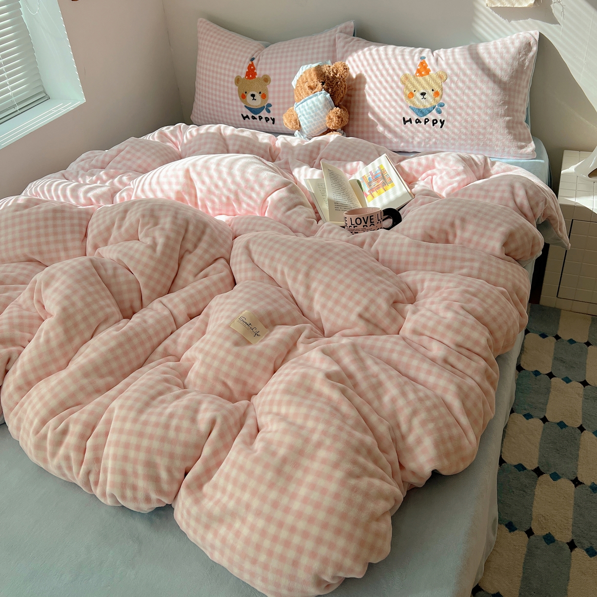 91家纺网 家纺一手货源 找家纺 轻奢坊 2025新款牛奶绒慵懒格子可爱毛巾绣四件套系列 慵懒粉椰