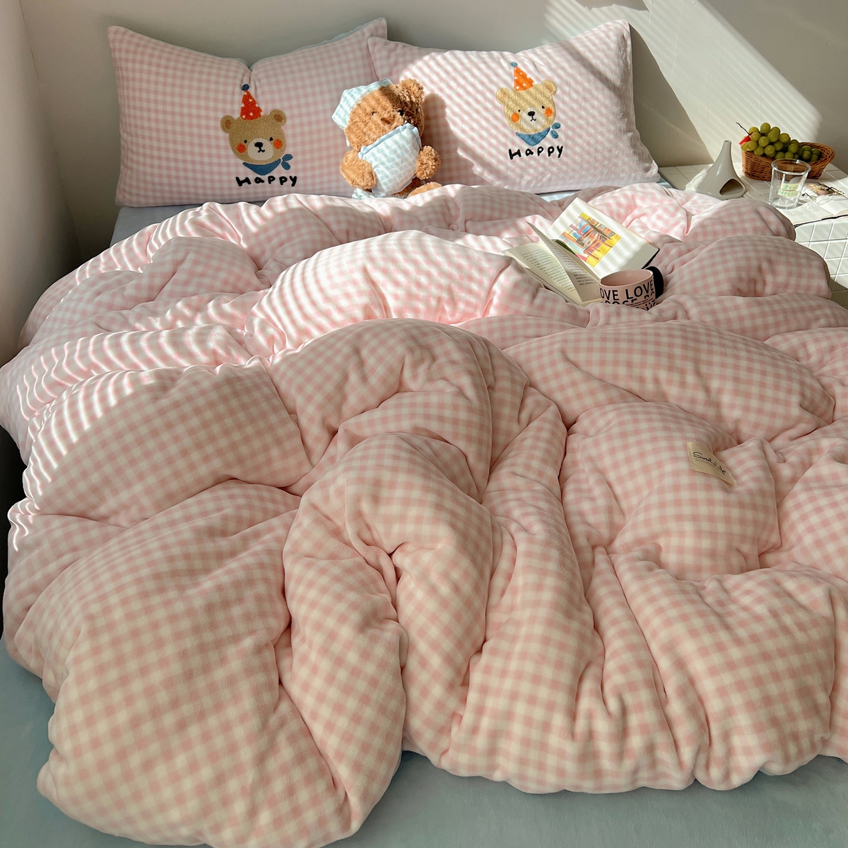 91家纺网 家纺一手货源 找家纺 轻奢坊 2025新款牛奶绒慵懒格子可爱毛巾绣四件套系列 慵懒粉椰