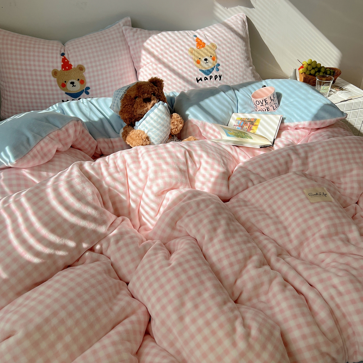 91家纺网 家纺一手货源 找家纺 轻奢坊 2025新款牛奶绒慵懒格子可爱毛巾绣四件套系列 慵懒粉椰