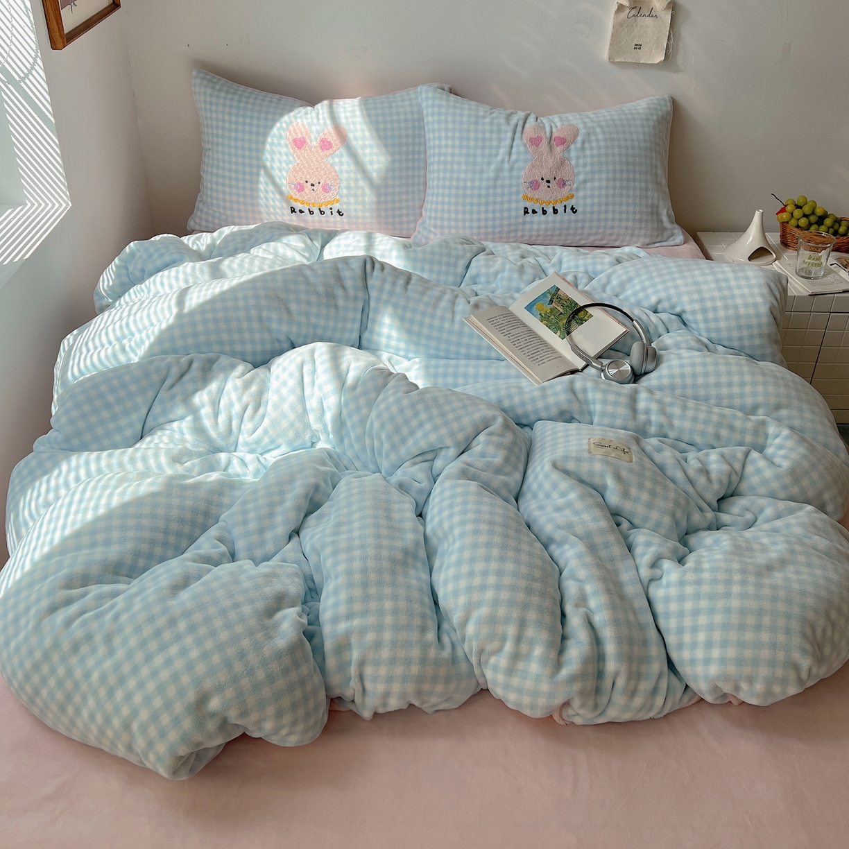 91家纺网 家纺一手货源 找家纺 轻奢坊 2025新款牛奶绒慵懒格子可爱毛巾绣四件套系列 慵懒海盐