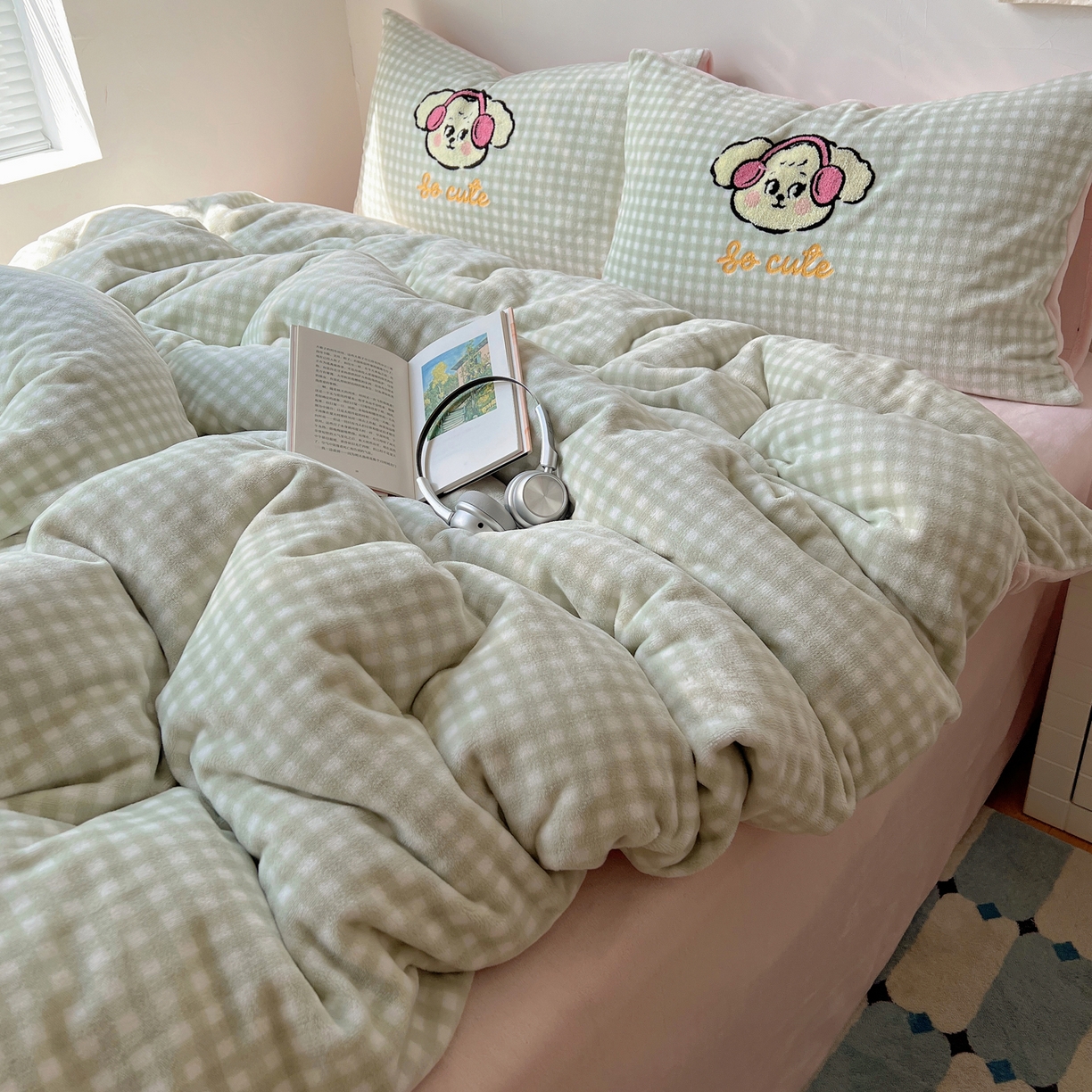 91家纺网 家纺一手货源 找家纺 轻奢坊 2025新款牛奶绒慵懒格子可爱毛巾绣四件套系列 慵懒青柠