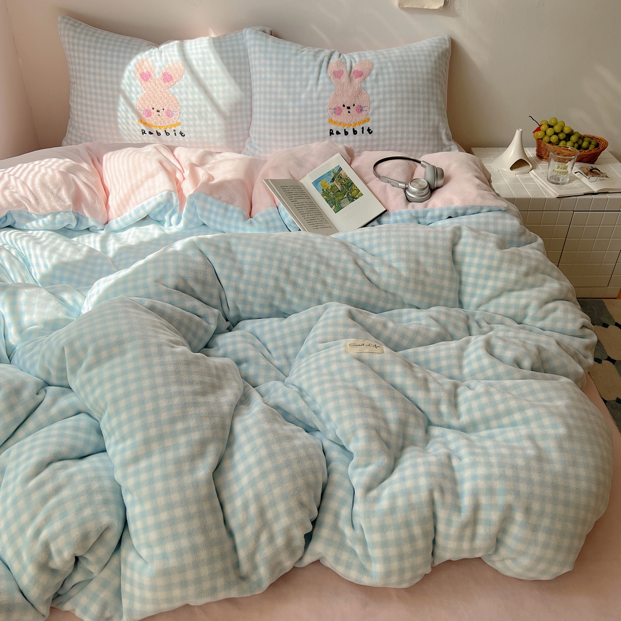 91家纺网 家纺一手货源 找家纺 轻奢坊 2025新款牛奶绒慵懒格子可爱毛巾绣四件套系列 慵懒海盐