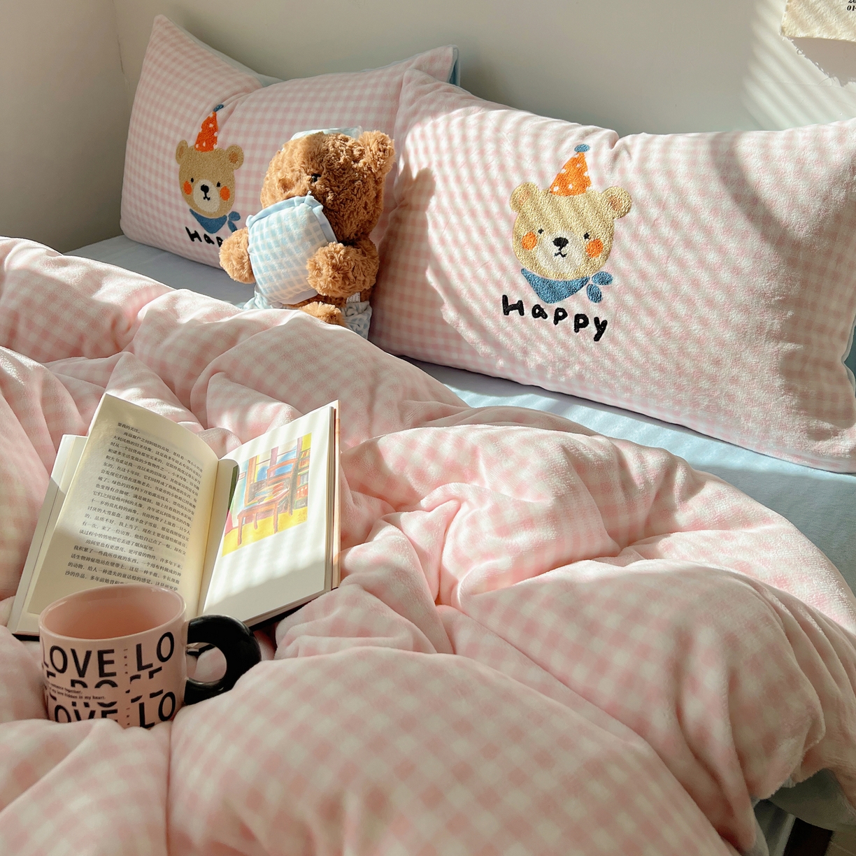 91家纺网 家纺一手货源 找家纺 轻奢坊 2025新款牛奶绒慵懒格子可爱毛巾绣四件套系列 慵懒粉椰