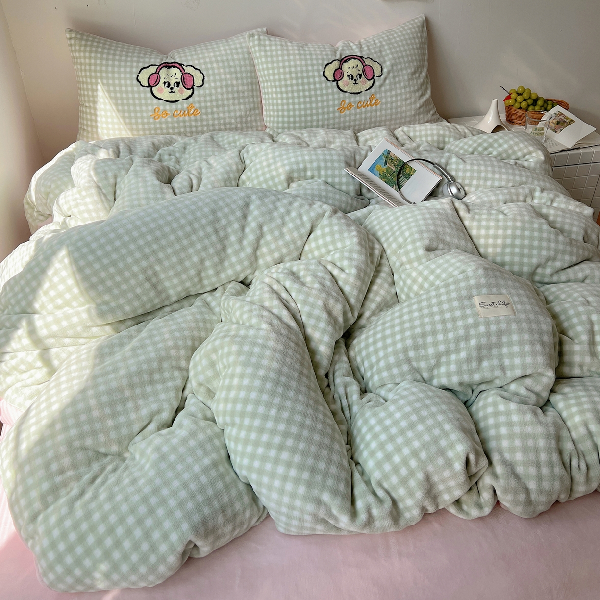 91家纺网 家纺一手货源 找家纺 轻奢坊 2025新款牛奶绒慵懒格子可爱毛巾绣四件套系列 慵懒青柠