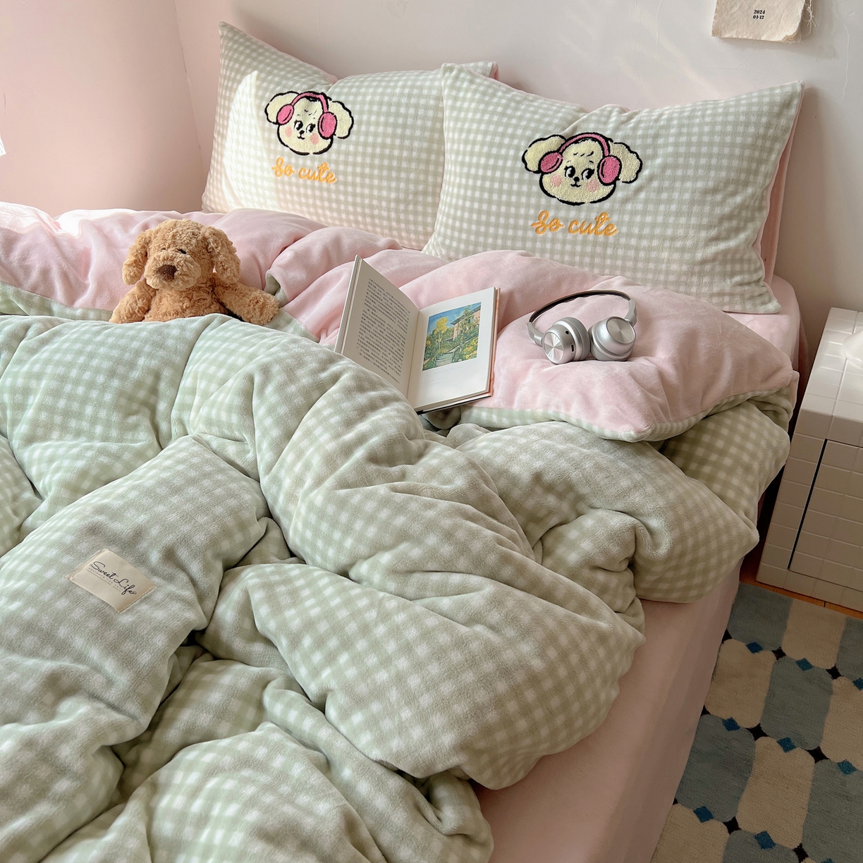 91家纺网 家纺一手货源 找家纺 轻奢坊 2025新款牛奶绒慵懒格子可爱毛巾绣四件套系列 慵懒青柠