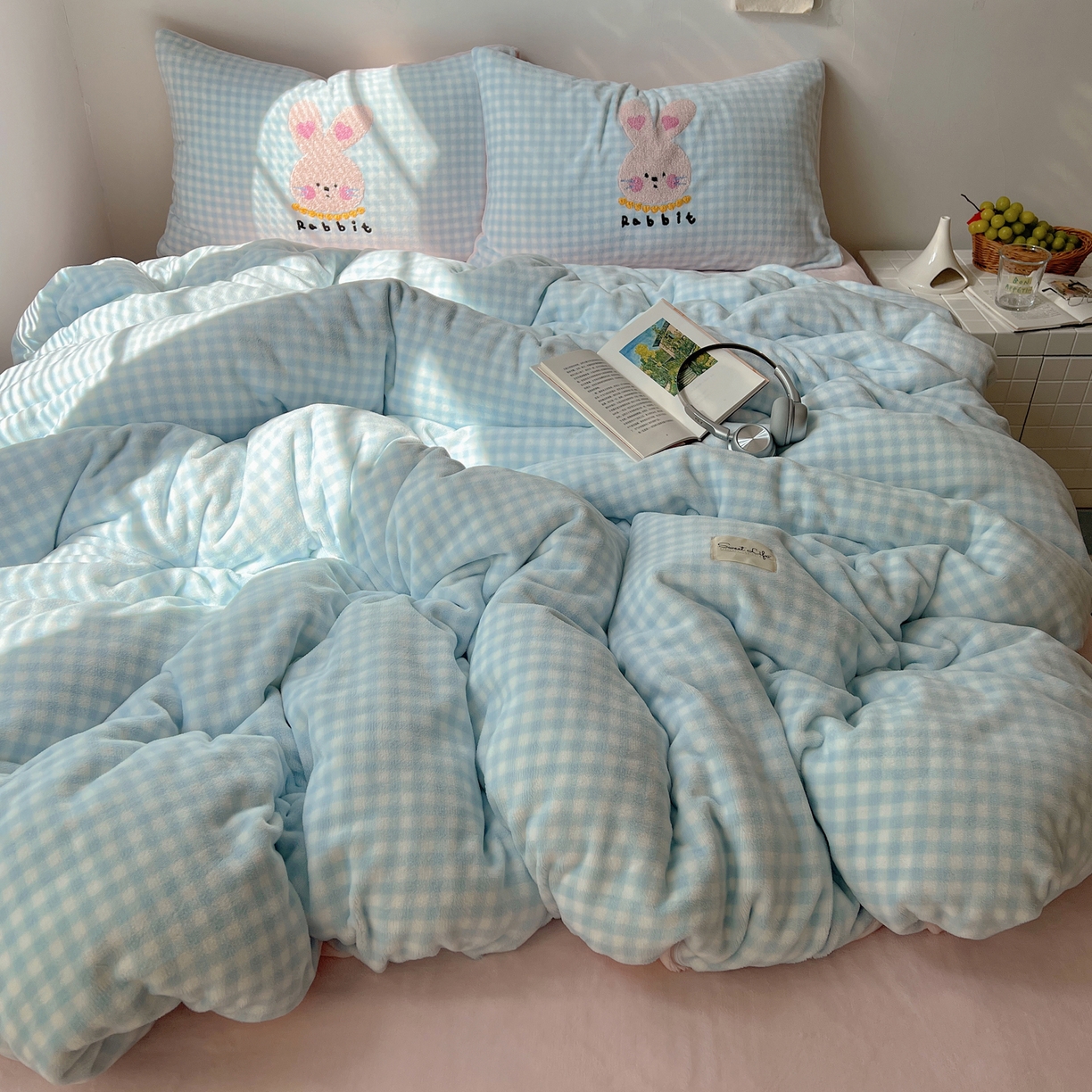 91家纺网 家纺一手货源 找家纺 轻奢坊 2025新款牛奶绒慵懒格子可爱毛巾绣四件套系列 慵懒海盐